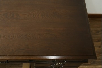 中古　横浜クラシック家具　ノックオンウッド(knockonwood)　ナラ材　クラシカルな金具を備えた重厚なデザインの両袖机　(R-091886)