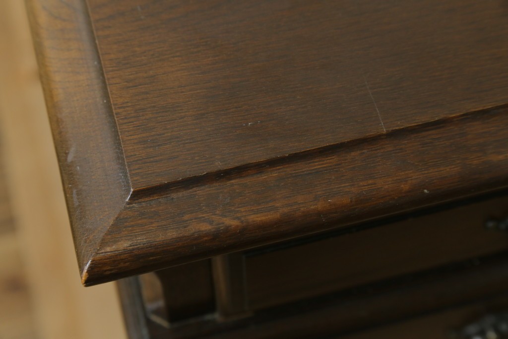 中古　横浜クラシック家具　ノックオンウッド(knockonwood)　ナラ材　クラシカルな金具を備えた重厚なデザインの両袖机　(R-091886)
