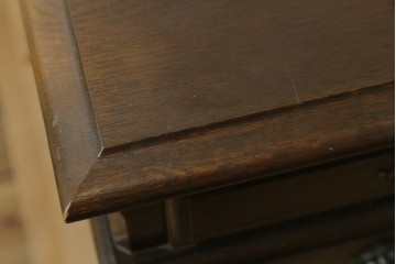中古　横浜クラシック家具　ノックオンウッド(knockonwood)　ナラ材　クラシカルな金具を備えた重厚なデザインの両袖机　(R-091886)