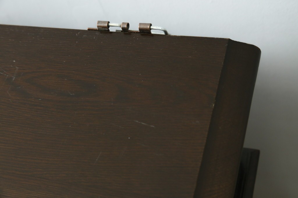 中古　横浜クラシック家具　ノックオンウッド(knockonwood)　ナラ材　クラシカルな金具を備えた重厚なデザインの両袖机　(R-091886)