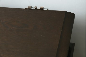 中古　横浜クラシック家具　ノックオンウッド(knockonwood)　ナラ材　クラシカルな金具を備えた重厚なデザインの両袖机　(R-091886)