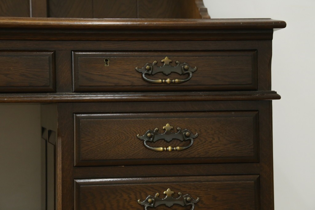 中古　横浜クラシック家具　ノックオンウッド(knockonwood)　ナラ材　クラシカルな金具を備えた重厚なデザインの両袖机　(R-091886)