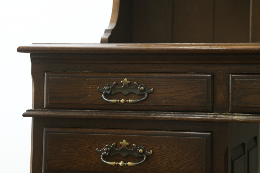 中古　横浜クラシック家具　ノックオンウッド(knockonwood)　ナラ材　クラシカルな金具を備えた重厚なデザインの両袖机　(R-091886)