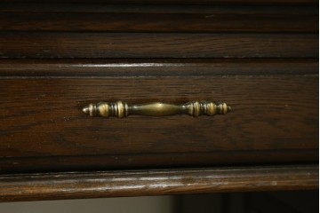 中古　横浜クラシック家具　ノックオンウッド(knockonwood)　ナラ材　クラシカルな金具を備えた重厚なデザインの両袖机　(R-091886)