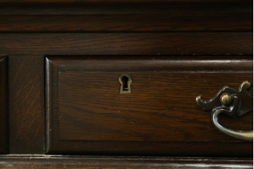 中古　横浜クラシック家具　ノックオンウッド(knockonwood)　ナラ材　クラシカルな金具を備えた重厚なデザインの両袖机　(R-091886)