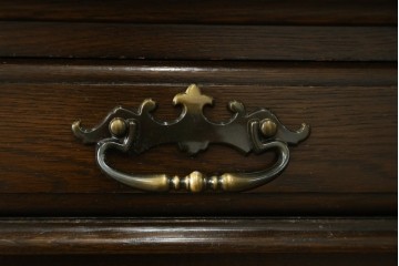 中古　横浜クラシック家具　ノックオンウッド(knockonwood)　ナラ材　クラシカルな金具を備えた重厚なデザインの両袖机　(R-091886)