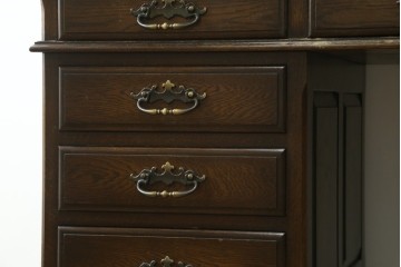 中古　横浜クラシック家具　ノックオンウッド(knockonwood)　ナラ材　クラシカルな金具を備えた重厚なデザインの両袖机　(R-091886)