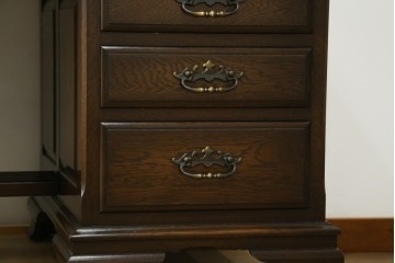 中古　横浜クラシック家具　ノックオンウッド(knockonwood)　ナラ材　クラシカルな金具を備えた重厚なデザインの両袖机　(R-091886)