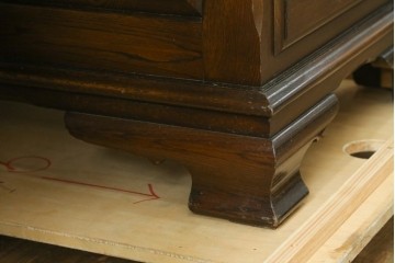中古　横浜クラシック家具　ノックオンウッド(knockonwood)　ナラ材　クラシカルな金具を備えた重厚なデザインの両袖机　(R-091886)