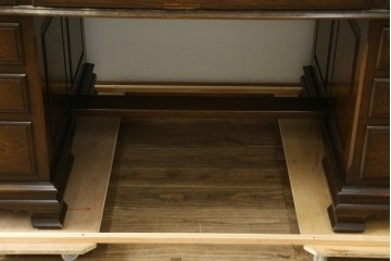 中古　横浜クラシック家具　ノックオンウッド(knockonwood)　ナラ材　クラシカルな金具を備えた重厚なデザインの両袖机　(R-091886)