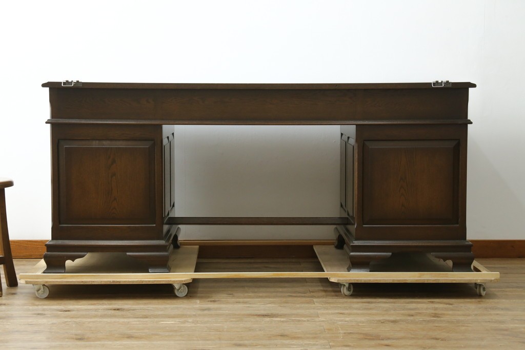 中古　横浜クラシック家具　ノックオンウッド(knockonwood)　ナラ材　クラシカルな金具を備えた重厚なデザインの両袖机　(R-091886)