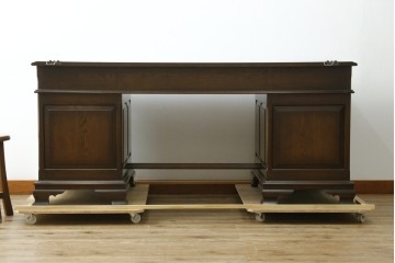 中古　横浜クラシック家具　ノックオンウッド(knockonwood)　ナラ材　クラシカルな金具を備えた重厚なデザインの両袖机　(R-091886)