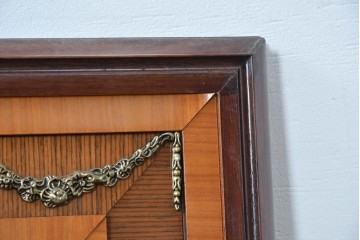 スペインヴィンテージ　ガーランド風のメダリオン装飾が優雅なウォールミラー　(R-091938)