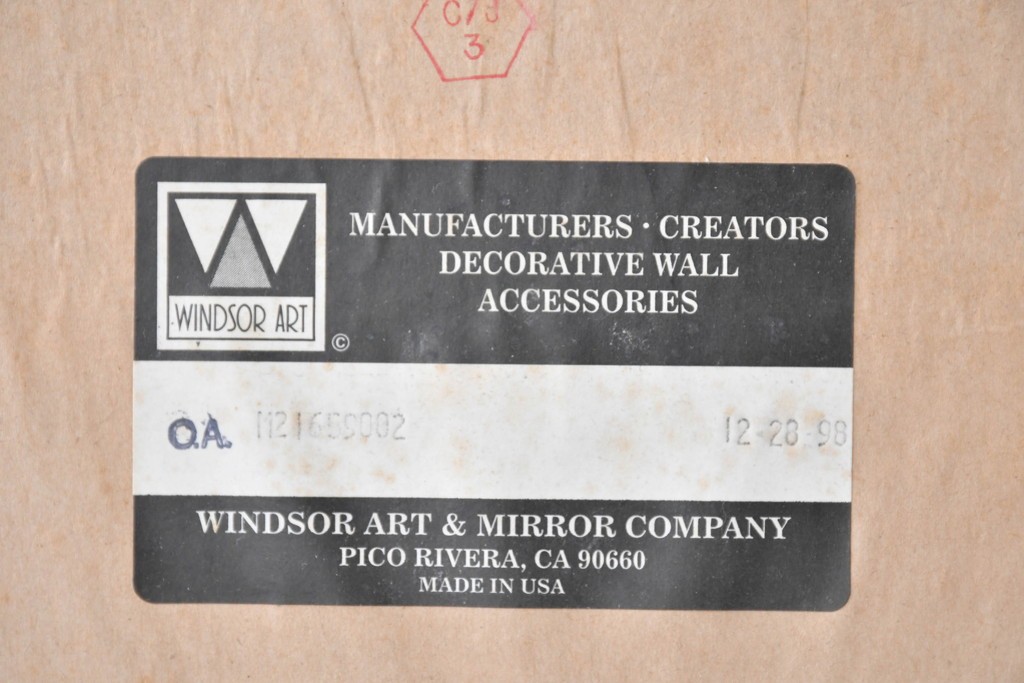 アメリカヴィンテージ　Windsor Art & Mirror Company(ウィンザー・アート&ミラー)　アンティーク調　彫刻装飾がクラシカルなウォールミラー　(R-091939)