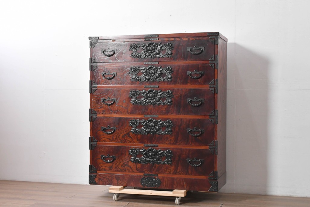 中古　岩谷堂箪笥　黒々とした飾り金具と力強い木目が特徴の衣装箪笥　(R-091942)