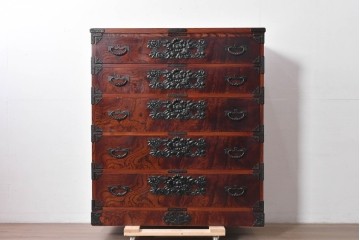 中古　岩谷堂箪笥　黒々とした飾り金具と力強い木目が特徴の衣装箪笥　(R-091942)