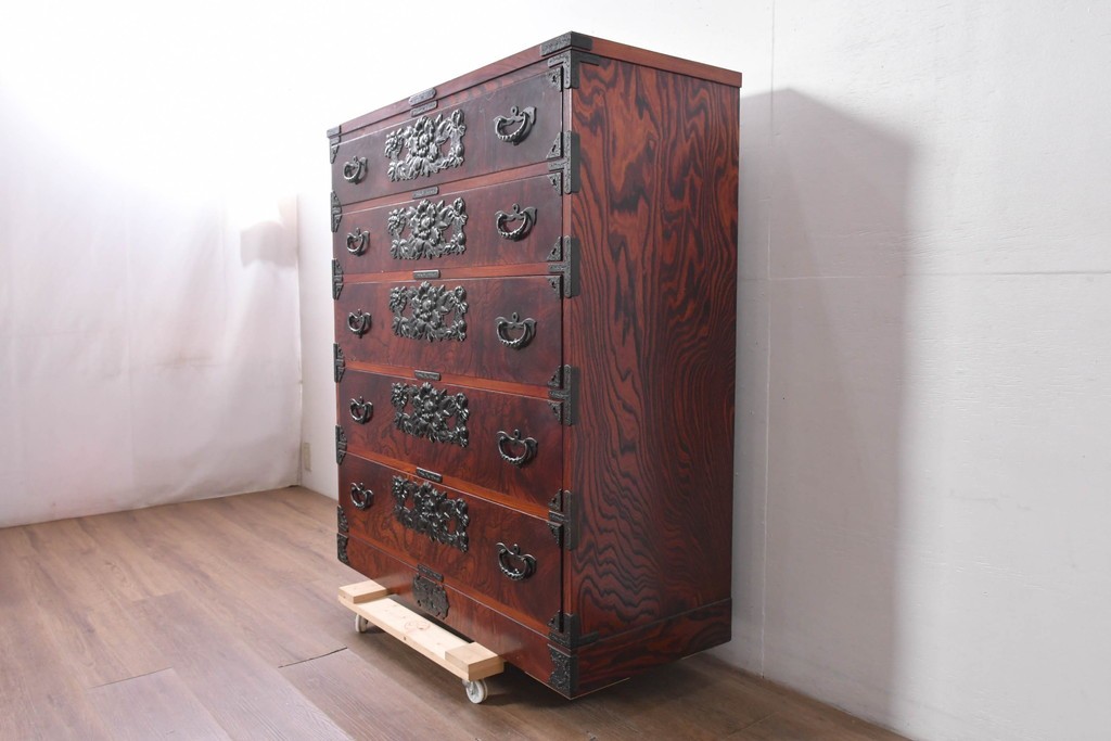 中古　岩谷堂箪笥　黒々とした飾り金具と力強い木目が特徴の衣装箪笥　(R-091942)