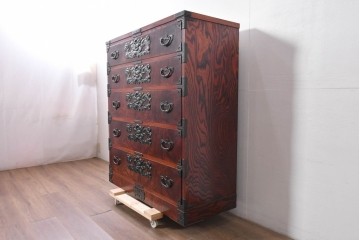 中古　岩谷堂箪笥　黒々とした飾り金具と力強い木目が特徴の衣装箪笥　(R-091942)