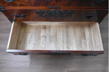 中古　岩谷堂箪笥　黒々とした飾り金具と力強い木目が特徴の衣装箪笥　(R-091942)
