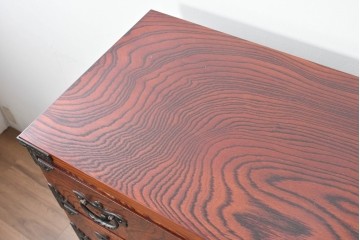 中古　岩谷堂箪笥　黒々とした飾り金具と力強い木目が特徴の衣装箪笥　(R-091942)