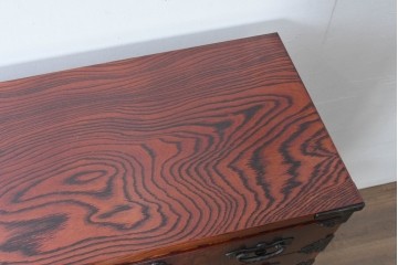 中古　岩谷堂箪笥　黒々とした飾り金具と力強い木目が特徴の衣装箪笥　(R-091942)