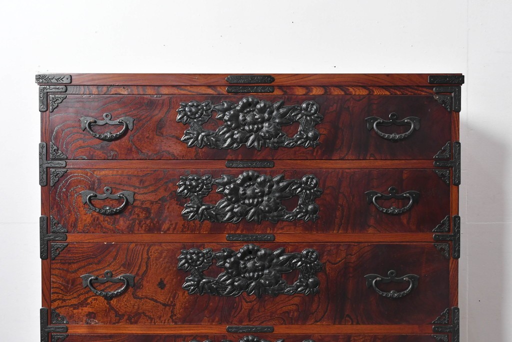 中古　岩谷堂箪笥　黒々とした飾り金具と力強い木目が特徴の衣装箪笥　(R-091942)