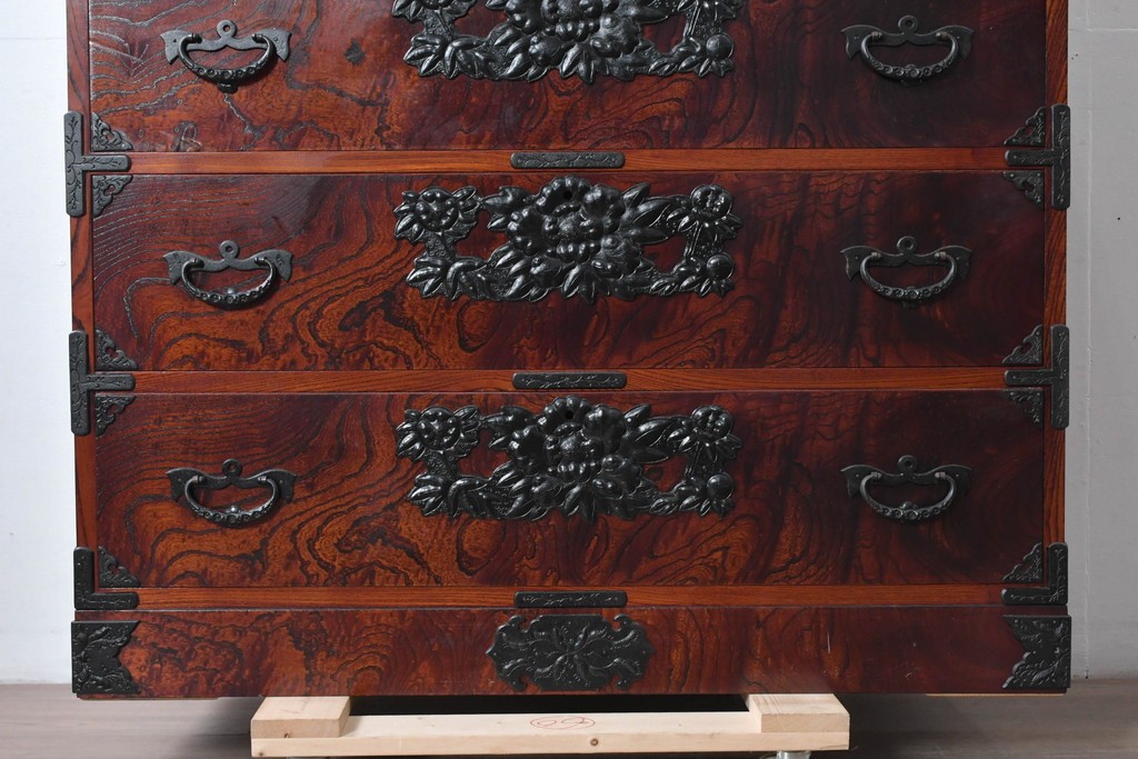 中古　岩谷堂箪笥　黒々とした飾り金具と力強い木目が特徴の衣装箪笥　(R-091942)