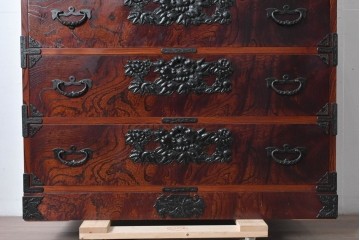 中古　岩谷堂箪笥　黒々とした飾り金具と力強い木目が特徴の衣装箪笥　(R-091942)