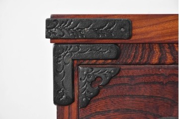 中古　岩谷堂箪笥　黒々とした飾り金具と力強い木目が特徴の衣装箪笥　(R-091942)