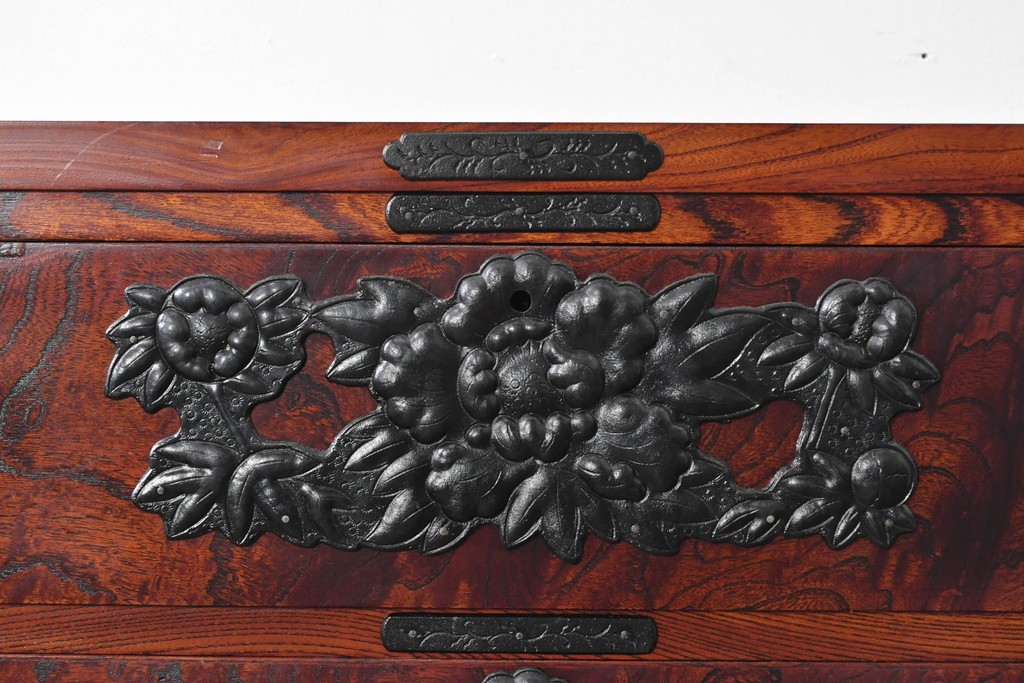 中古　岩谷堂箪笥　黒々とした飾り金具と力強い木目が特徴の衣装箪笥　(R-091942)