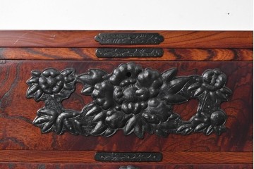 中古　岩谷堂箪笥　黒々とした飾り金具と力強い木目が特徴の衣装箪笥　(R-091942)