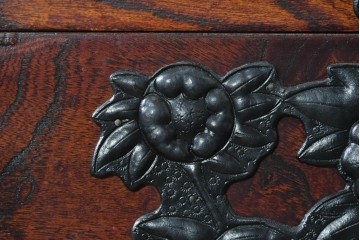 中古　岩谷堂箪笥　黒々とした飾り金具と力強い木目が特徴の衣装箪笥　(R-091942)