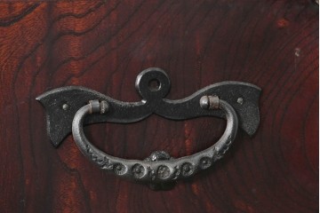中古　岩谷堂箪笥　黒々とした飾り金具と力強い木目が特徴の衣装箪笥　(R-091942)