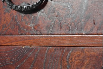 中古　岩谷堂箪笥　黒々とした飾り金具と力強い木目が特徴の衣装箪笥　(R-091942)