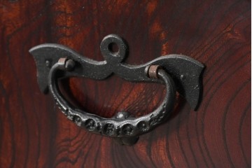 中古　岩谷堂箪笥　黒々とした飾り金具と力強い木目が特徴の衣装箪笥　(R-091942)