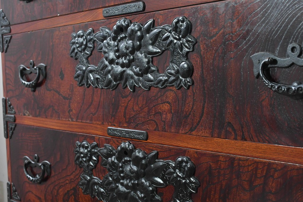 中古　岩谷堂箪笥　黒々とした飾り金具と力強い木目が特徴の衣装箪笥　(R-091942)
