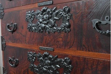 中古　岩谷堂箪笥　黒々とした飾り金具と力強い木目が特徴の衣装箪笥　(R-091942)