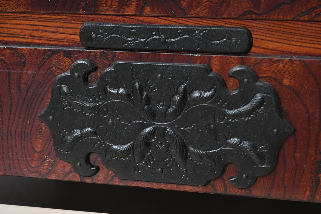 中古　岩谷堂箪笥　黒々とした飾り金具と力強い木目が特徴の衣装箪笥　(R-091942)