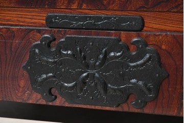 中古　岩谷堂箪笥　黒々とした飾り金具と力強い木目が特徴の衣装箪笥　(R-091942)