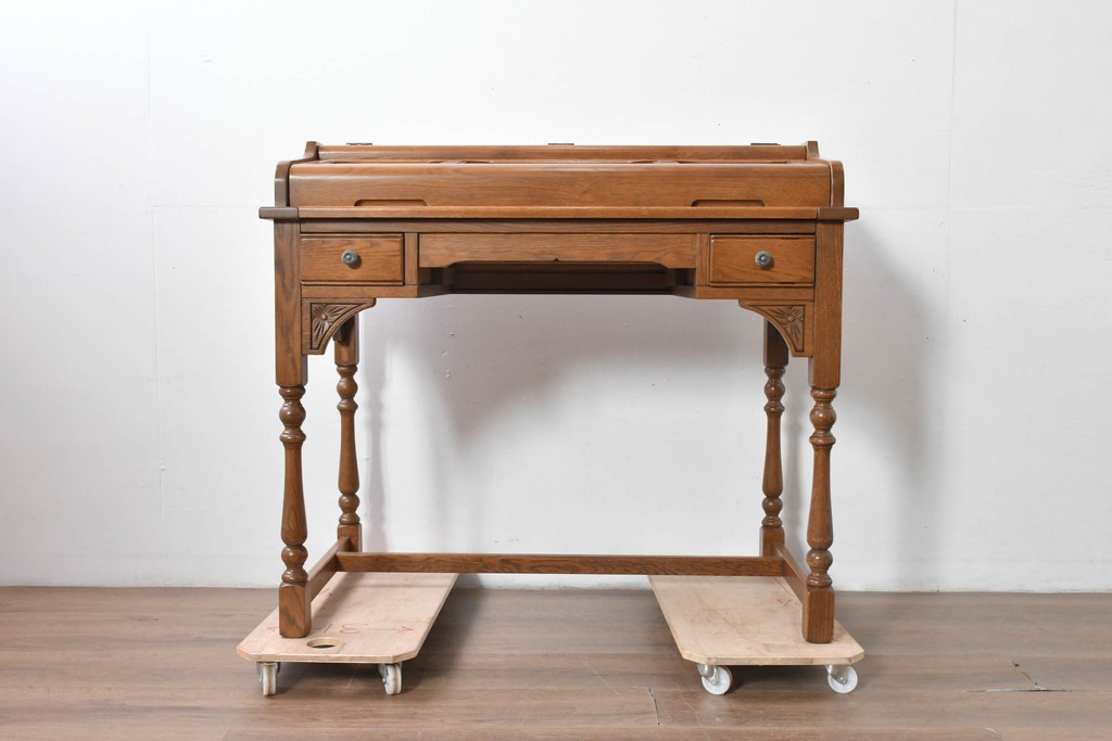 中古　イギリス　WOOD BROS(ウッド・ブロス)　Old charm(オールドチャーム)　日本では廃番の希少品!!　オーク材　彫刻入りのクラシカルなライティングデスク　(R-091954)