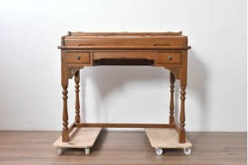 中古　イギリス　WOOD BROS(ウッド・ブロス)　Old charm(オールドチャーム)　日本では廃番の希少品!!　オーク材　彫刻入りのクラシカルなライティングデスク　(R-091954)