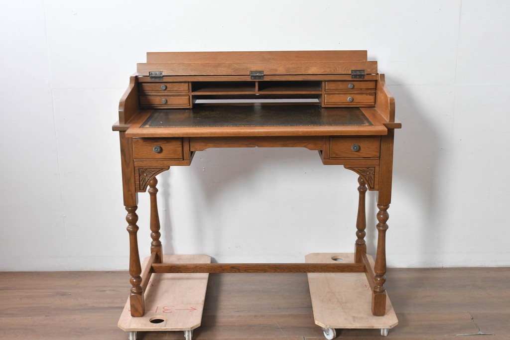 中古　イギリス　WOOD BROS(ウッド・ブロス)　Old charm(オールドチャーム)　日本では廃番の希少品!!　オーク材　彫刻入りのクラシカルなライティングデスク　(R-091954)