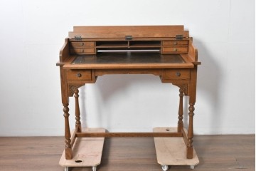中古　イギリス　WOOD BROS(ウッド・ブロス)　Old charm(オールドチャーム)　日本では廃番の希少品!!　オーク材　彫刻入りのクラシカルなライティングデスク　(R-091954)