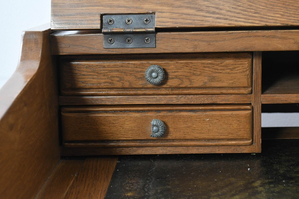 中古　イギリス　WOOD BROS(ウッド・ブロス)　Old charm(オールドチャーム)　日本では廃番の希少品!!　オーク材　彫刻入りのクラシカルなライティングデスク　(R-091954)