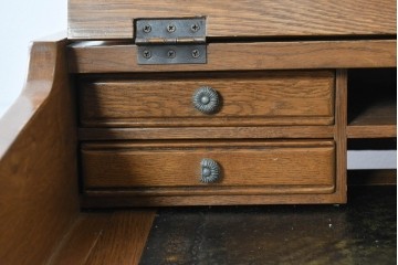中古　イギリス　WOOD BROS(ウッド・ブロス)　Old charm(オールドチャーム)　日本では廃番の希少品!!　オーク材　彫刻入りのクラシカルなライティングデスク　(R-091954)