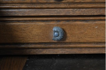 中古　イギリス　WOOD BROS(ウッド・ブロス)　Old charm(オールドチャーム)　日本では廃番の希少品!!　オーク材　彫刻入りのクラシカルなライティングデスク　(R-091954)