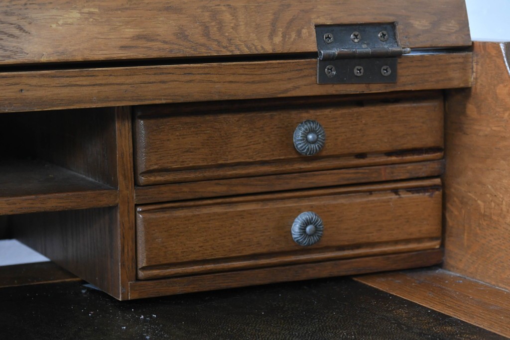 中古　イギリス　WOOD BROS(ウッド・ブロス)　Old charm(オールドチャーム)　日本では廃番の希少品!!　オーク材　彫刻入りのクラシカルなライティングデスク　(R-091954)