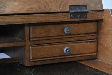 中古　イギリス　WOOD BROS(ウッド・ブロス)　Old charm(オールドチャーム)　日本では廃番の希少品!!　オーク材　彫刻入りのクラシカルなライティングデスク　(R-091954)