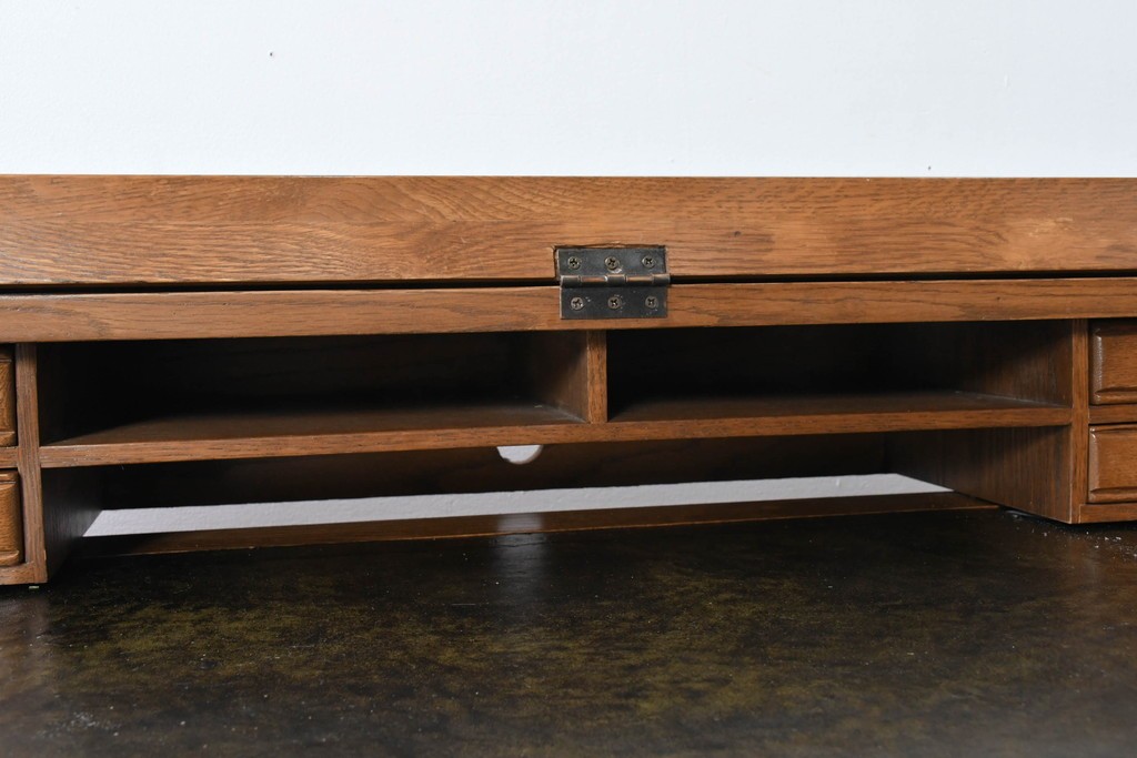中古　イギリス　WOOD BROS(ウッド・ブロス)　Old charm(オールドチャーム)　日本では廃番の希少品!!　オーク材　彫刻入りのクラシカルなライティングデスク　(R-091954)