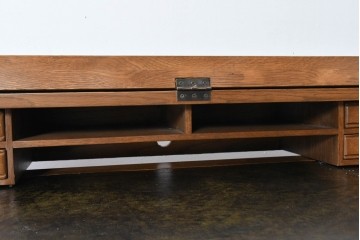 中古　イギリス　WOOD BROS(ウッド・ブロス)　Old charm(オールドチャーム)　日本では廃番の希少品!!　オーク材　彫刻入りのクラシカルなライティングデスク　(R-091954)